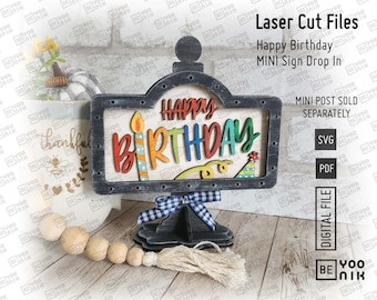 Añade un minicartel de Feliz Cumpleaños en formato SVG y PDF a nuestra minipublicación. Marco para colocar. Minicartel con vela de cumpleaños intercambiable de 14 x 8,25 cm.