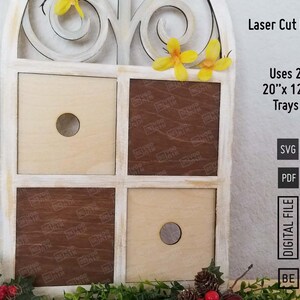 Op de afbeelding: Een wit houten wandrek met een decoratieve boog en vier vierkante vakken. Het rek is versierd met gele bloemen en heeft twee gaten aan de voorkant. De tekst "Laser Cut Files" is in zwart op een witte achtergrond gedrukt. De tekst "Uses 2 20" x 12" Trays" is in zwart op een witte achtergrond gedrukt. De tekst "SVG" en "PDF" is in zwart op een witte achtergrond gedruckt. De tekst "DIGITAL FILE" is in zwart op een witte achtergrond gedruckt. De tekst "BE YOO NIK" is in zwart op een witte achtergrond gedruckt.