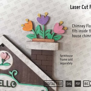 Puede incluir: Archivo de corte por l&aacute;ser para un letrero de granja de madera con el texto "HELLO" y una chimenea con flores. Las flores son moradas, naranjas y rosas. El letrero est&aacute; etiquetado como "DIGITAL FILE SVG PDF BE YOO NIK".
