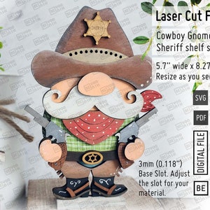 Gnome de shérif de cow-boy debout tenant des fichiers découpés au laser de gardien de table de pistolets / fusils en SVG et PDF, svg pistolet Western Gnome, svg gnome du Far West