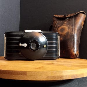 Eastman Kodak Bullet Camera 1936-1942 Leather Case Bakelite Art Deco Rochester N.Y. USA Analog Photography Mechanical Camera 127 Film Gift
