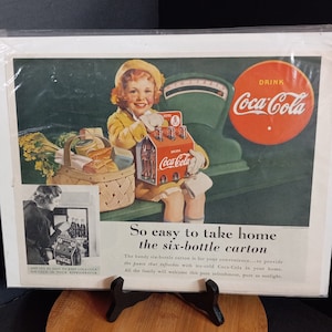 Anuncio impreso vintage de Coca Cola de 1938 Niña con regalo de cartón de seis botellas Anuncio de Coca Cola del Saturday Evening Post The Greyhound Lines Decoración del hogar Nostálgico