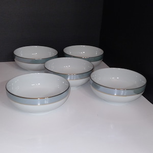 Cuencos vintage Bloomingdale's para platos principales, años 80, Japón. Regalos, vajilla, cenas, sopas, ensaladas, cereales, postres, dulces, pasteles y helados. Azul, dorado y blanco.