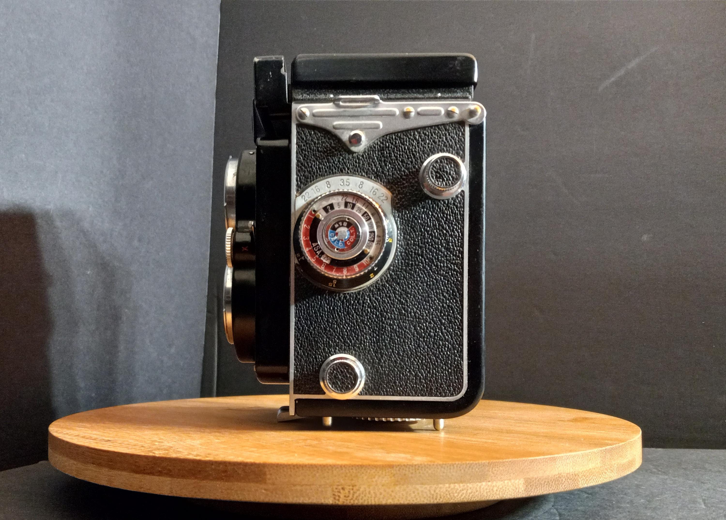Vintage Yashica-mat LM TLR Film Camera: 80mm Yashinon Lens, Copal