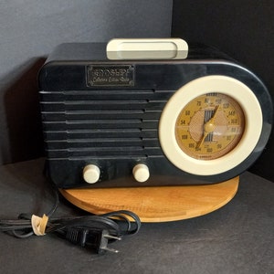 Vintage Crosley Radio: 1980s Collector&#39;s Edition AM/FM Cassette Player