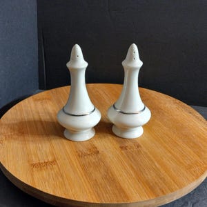 Salières et poivrières Lenox vintage des années 1970, collection Regency, finition platine, porcelaine abandonnée, ivoire, Chine, États-Unis, décoration cadeau rare