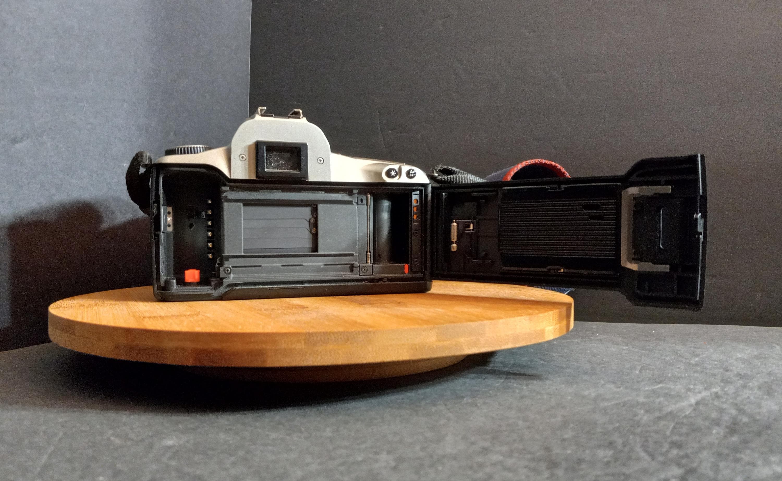 Canon EOS REBEL 2000 フィルムカメラ レンズ付き！ Canon EOS REBEL 2000 フィルムカメラ レンズ付き！