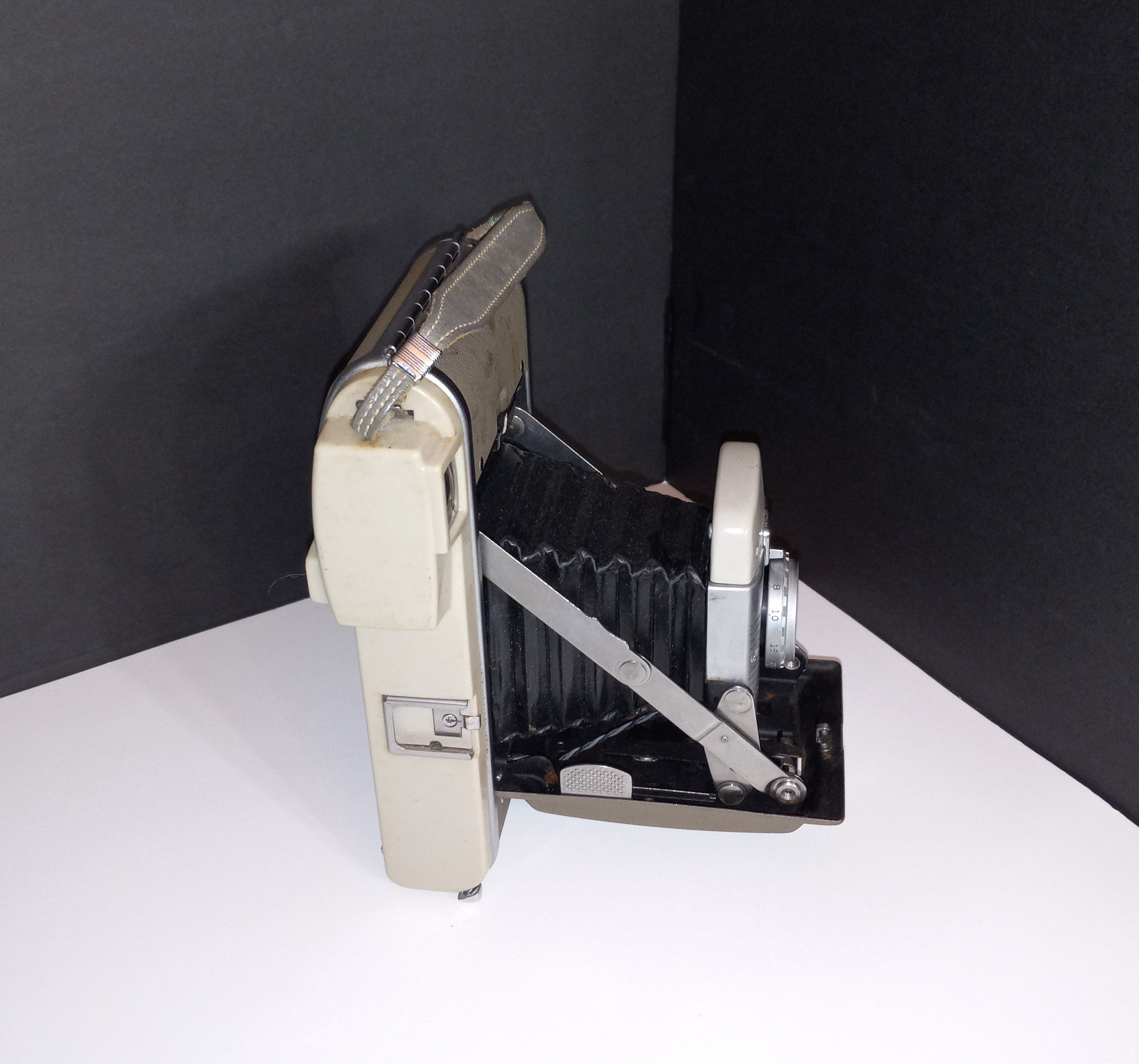 Vintage Polaroid Model 80A Land Camera 19571959 Highlander/ev Scale