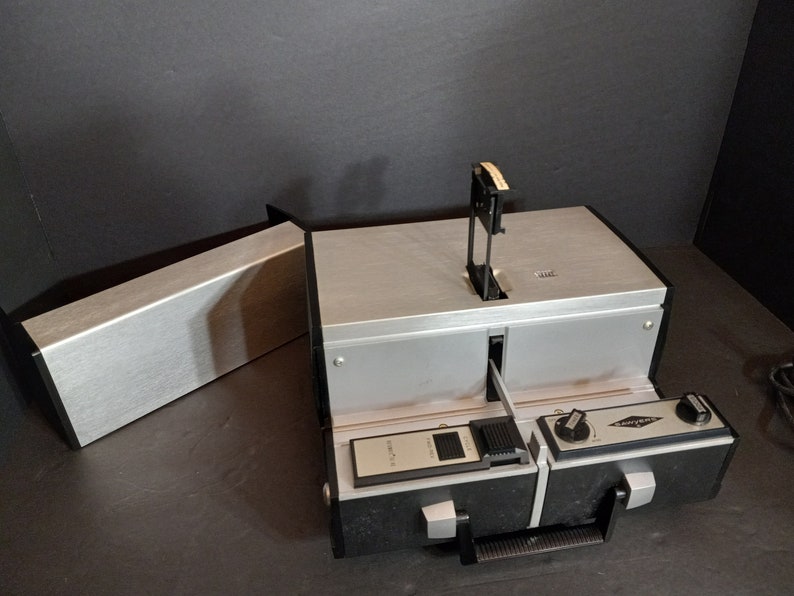 Vintage GAF Sawyers Rotomatic 707 AQ 2x2 Autofocus Slide Projector