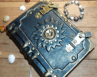 Grimorio solar de cuero negro con cerradura antigua – Diario envejecido hecho a mano, libro de las sombras vintage