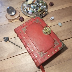 Diario vintage de cuero rojo, grimorio envejecido, cuaderno de tapa dura antiguo, libro de las sombras rojo oscuro, cuaderno diario de cuero genuino