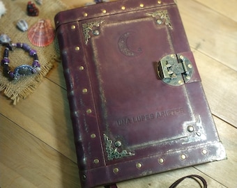 Bordeaux Lederbuch: Mittelalterbuch mit Mond Gravur Handgefertigtes Buch der Schatten Grimoire