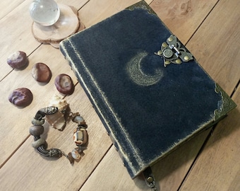 Grimorio lunar de cuero negro con cerradura antigua – Diario grabado a mano, libro de las sombras vintage