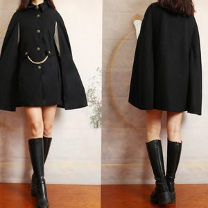 Woll Cape Mantel: Schwarze Poncho Jacke mit Kette und Knöpfen
