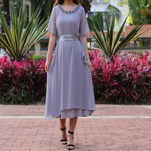 Midi-jurk van parelchiffon: elegante halslijn met eetbare boom