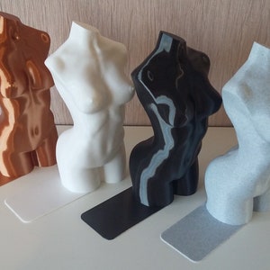 Sujetalibros con estatua de mujer desnuda