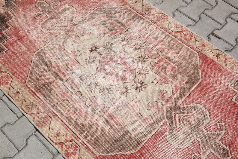 turkish rug,oushak rug,antique rug,anatolian rug,vintage red rug,distressed rug,3/'5x7/'3ft,handknotted rug,unique rug,aztec rug,muted rug
