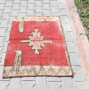 Handmade Red Oushak Rug: Turkish Entry Doormat (2.6x3.7 ft)