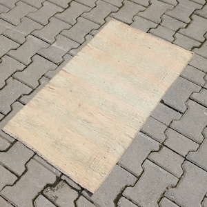 Small Vintage Turkish Kilim Rug: Handwoven Door Mat (1&#39;8x3&#39;1 ft)