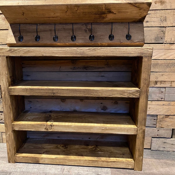 Zapatero rústico recuperado con perchero a juego.