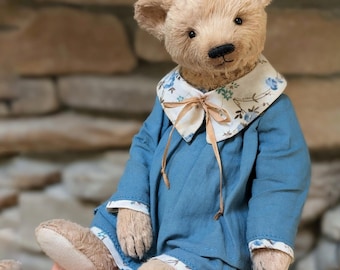 Oso de peluche único de 26,7 cm (10,5 pulgadas). Oso de peluche de colección. Oso de peluche hecho a mano. Oso de peluche beige. Oso de peluche vestido.