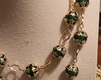 Collar de capas verde esmeralda y dorado de estilo renacentista, cadena de cuentas de filigrana de estilo victoriano, largo y vintage.