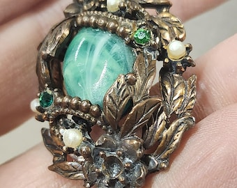 Collar vintage de metal dorado con piedra jaspeada verde, diamantes de imitación y perlas artificiales.