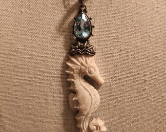 Collar con colgante de caballito de mar tallado a mano en hueso con gema y detalles de plata de ley envejecida - Joyería bohemia de estilo costero playero