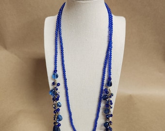 Collar vintage con cuentas de vidrio azul y cloisonné en tono dorado, 51,5". ¡Hermoso!