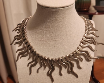 Collar modernista de plata con flecos ondulados, collar articulado de estilo francés vintage, pieza llamativa con rayos de sol ondulados, joyería de vanguardia.