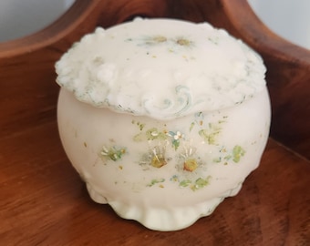 Joyero vintage de cristal de leche pintado a mano con tapa con volantes, tarro de tocador Shabby Chic, decoración cottagecore, diseño floral, decoración retro mcm