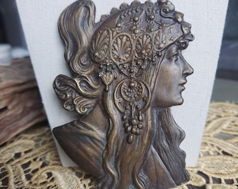 Hebilla de cinturón Art Nouveau vintage de Alphonse Mucha de la década de 1970 - Perfil de dama, latón color bergamota - Diseño hippie de morena bizantina
