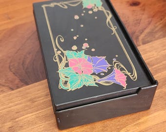 Joyero vintage de laca negra con diseño floral Art Nouveau. Elegante joyero de recuerdos, con motivos florales pintados a mano. Ideal para guardar baratijas.
