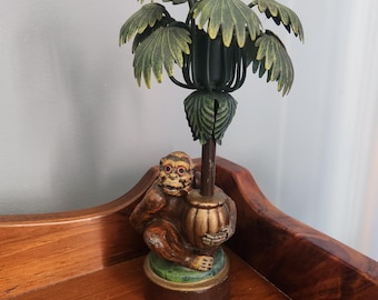 Candelabro vintage Petite Choses Tole Monkey Palm Tree, decoración tropical, acento ecléctico de jungla, encantador candelabro costero pintado a mano
