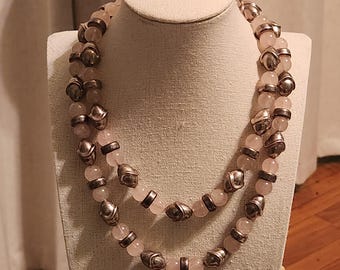 Collar de cuarzo rosa y cuentas de plata. ¡Cuentas rosas largas, estilo vintage, preciosas!