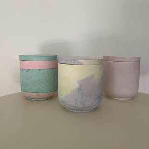 Can with lid made of casting powder pastel