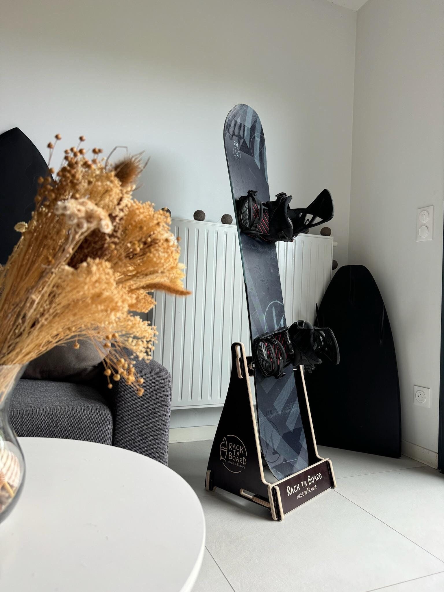 Support Mural Snowboard MEOLLO - 100% Acier Fabriqué En Europe - Rangement Et Décoration Murale Pour Planche De Snowboard