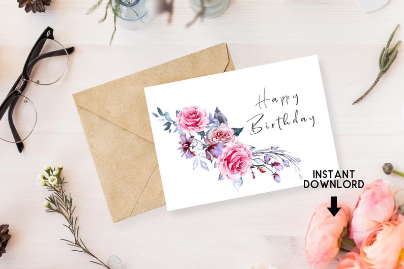 Może przedstawiać: Biała kartka urodzinowa z napisem "Happy Birthday" w skrypcie, ozdobiona akwarelowymi r&oacute;żami i liśćmi. Obok kartki znajduje się brązowa koperta i okulary. Widoczny jest r&oacute;wnież napis "Instant Download".