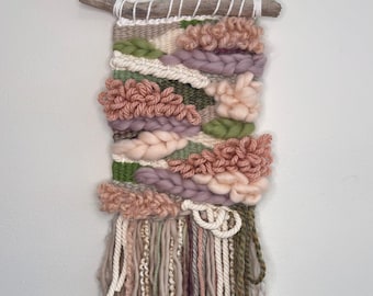 小さな緑とピンクの妖精の手織りタペストリー壁掛け（ミシガン湖の流木使用）6 x 17インチ