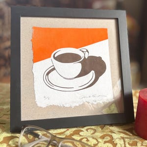 Op de afbeelding: Een set van drie keramische mokken met een gespikkelde, matte afwerking. De mokken zijn in crème, lichtgrijs en donkergrijs. Elke mok heeft een eenvoudig, minimalistisch ontwerp.