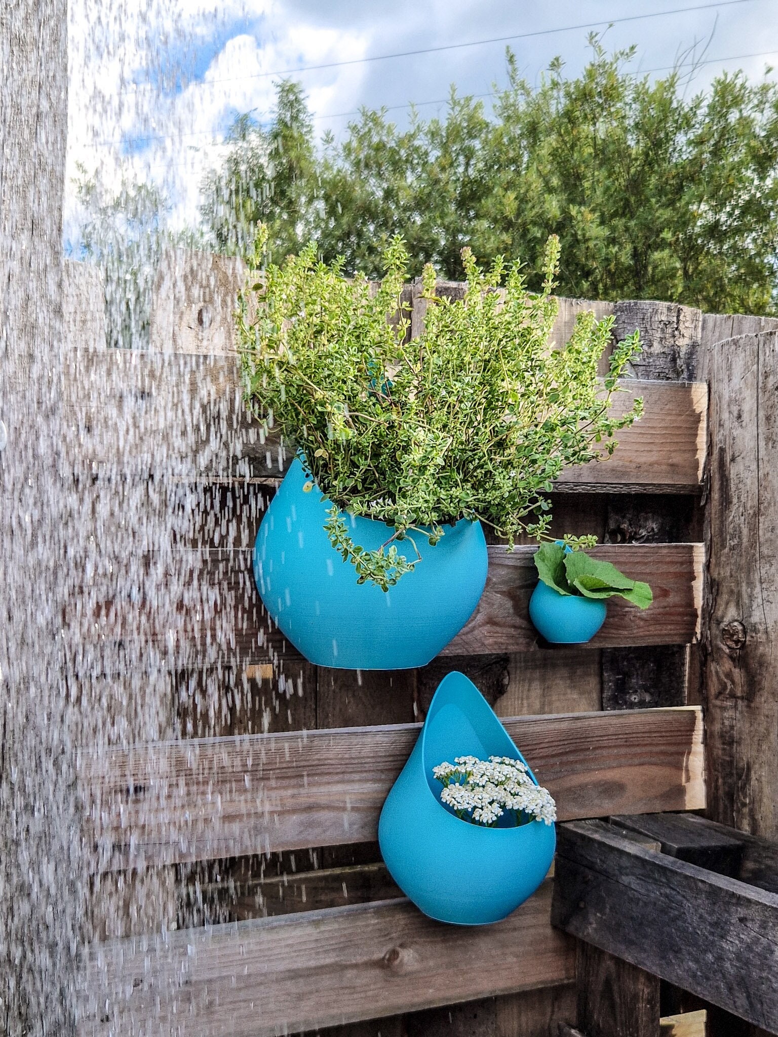 An der Wand montierter Teardrop-Pflanzer für den Außenbereich, Modernes Design-Wanddekor, Leichter Pflanzentopf für den Garten