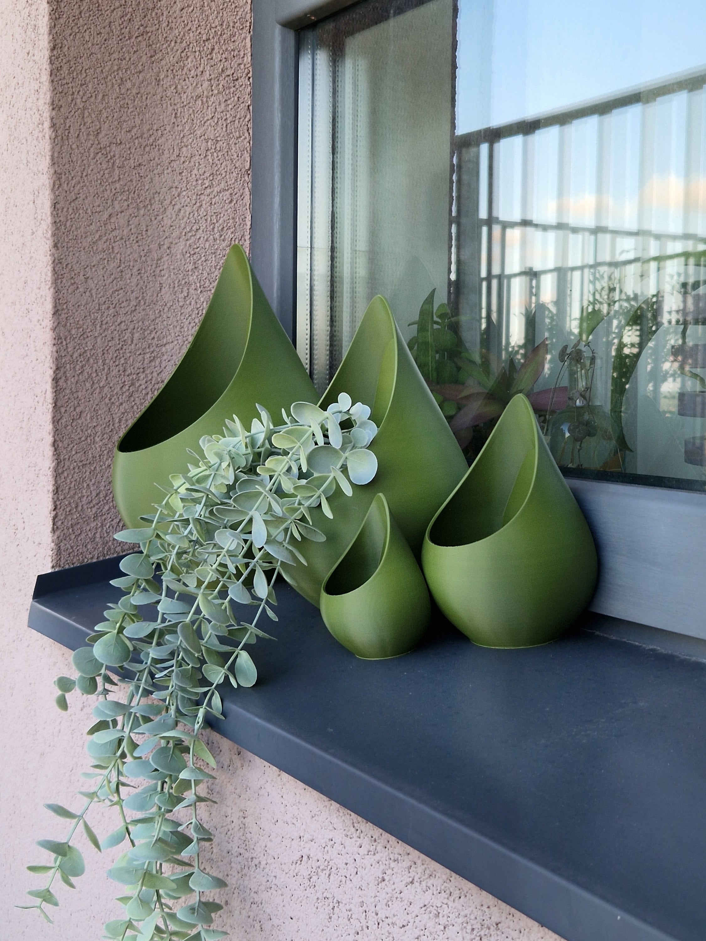 Wall mounted outdoor plant pot, Windowsill flower pot, Lightweight teardrop planter, Modern design container, Outdoor wall plant holder
