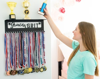 Grace & Grit Sports Medal Hanger – Mensola per trofei con adesivi motivazionali