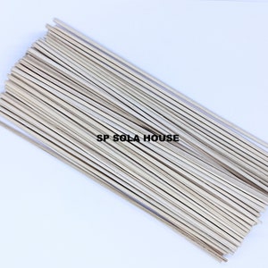 Könnte beinhalten: Ein Bündel von etwa 100 natürlichen beigefarbenen Bambusstäbchen. Die Stäbchen sind etwa 20 cm lang und in Fächerform angeordnet. Der Text "SP SOLA HOUSE" ist auf die Stäbchen gedruckt.