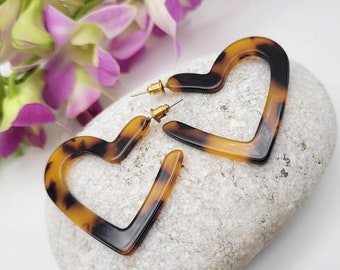 Tortoiseshell style hearts resin hoop earrings, acrylic earrings, modern earrings, 4cm diameter