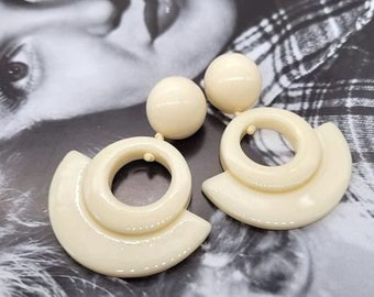 Boucles d'oreilles géométriques rétro blanches en résine crème, grandes boucles d'oreilles, boucles d'oreilles en acrylique, boucles d'oreilles extra longues repoussées