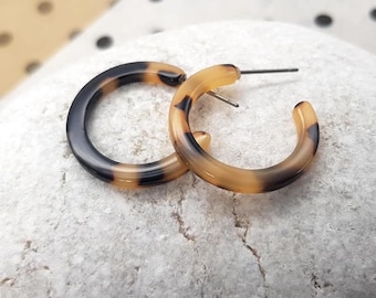 JYJ Resin Hoop Earrings for Women Acrylic Tortoise Shell Earrings Statement Oval Studed Hoops Earrings Leopard Print Earrings for Girls JYJ Resin Hoop Earrings for Women Acrylic Tortoise Shell Earrings Statement Oval Studed Hoops Earrings Leopard Print Earrings for Girls