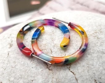 Pendientes de aro pequeños de resina multicolor, pendientes de acrílico, pendientes modernos, pendientes coloridos pendientes de verano