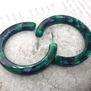 Green resin hoop earrings, acrylic earrings, modern earrings, 3.8-4cm diameter, medium size hoop earrings