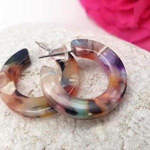 Tortoiseshell confetti resin small hoop earrings, acrylic earrings, modern earrings